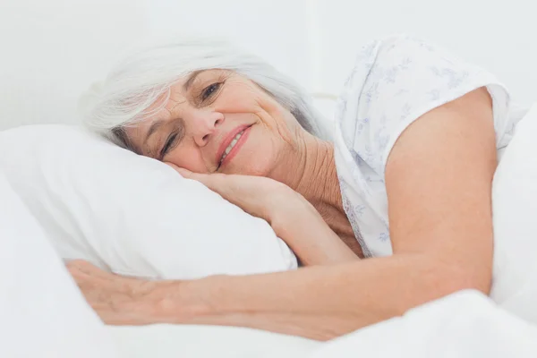 Portret spokojnej kobiety w łóżku — Zdjęcie stockowe