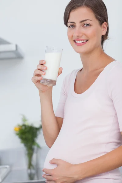 Donna incinta che beve un bicchiere di latte — Foto Stock