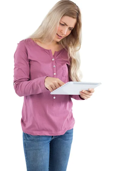 Bezorgd vrouw met behulp van een tablet pc — Stockfoto