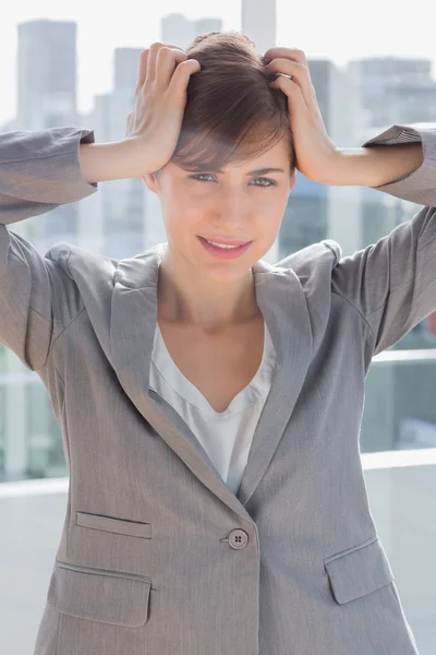 Stressad affärskvinna tittar på kameran — Stockfoto