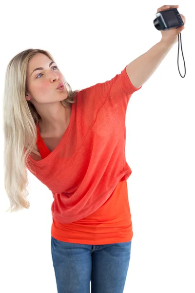 Vrouw maken een kus op de camera — Stockfoto