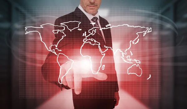 Affärsman att trycka på röd världen karta gränssnitt — Stockfoto