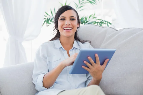 Uśmiechnięta brunetka z komputera typu tablet — Zdjęcie stockowe