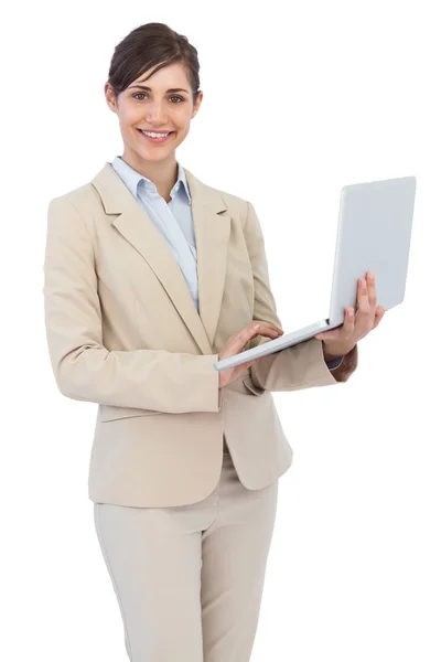 Sorrindo jovem empresária segurando laptop — Fotografia de Stock