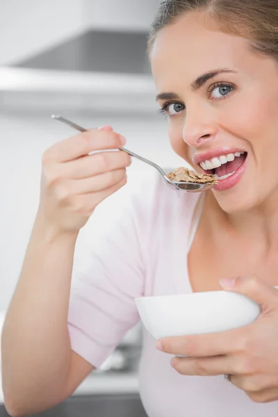 Mooie blonde vrouw eten kom van granen — Stockfoto