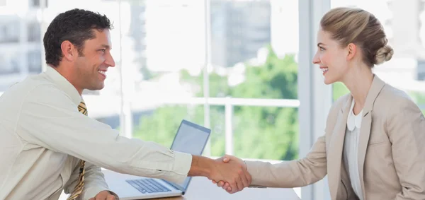 Blonde Geschäftsfrau bei einem Interview — Stockfoto