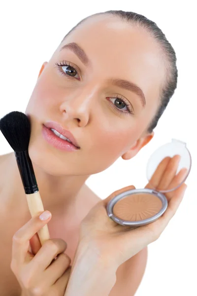 Verführerisches Model hält Make-up hoch — Stockfoto