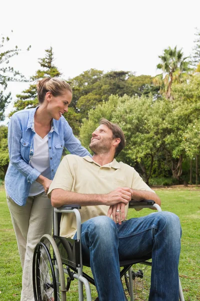 Lycklig man i rullstol talar med partner — Stockfoto