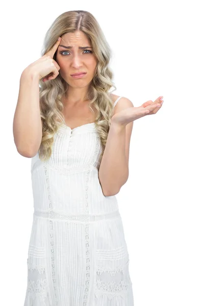 Doubtful blonde having interrogative posture — Stock Photo, Image