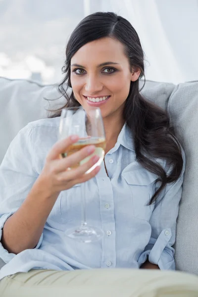 Vrolijke aantrekkelijke brunette witte wijn drinken — Stockfoto