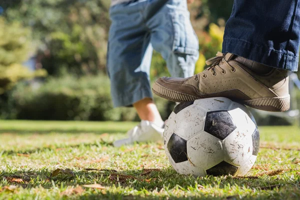 Niño pateando la pelota — Foto de Stock