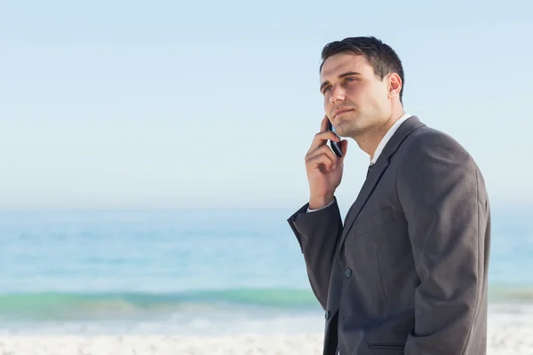 Nadenkend zakenman aan de telefoon — Stockfoto