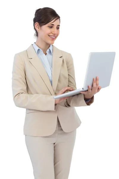 Sorrindo jovem empresária com laptop — Fotografia de Stock