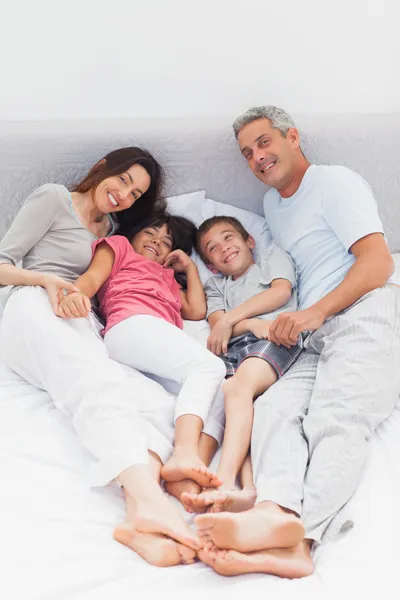 Rodzina leżąc na łóżku — Zdjęcie stockowe