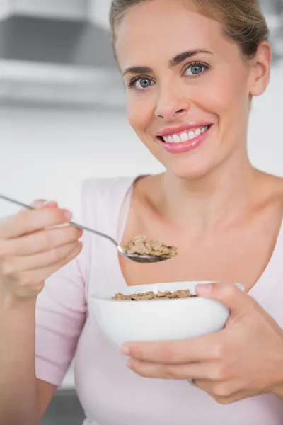 Smiling woman holding bowl of cereal — Stock Photo, Image