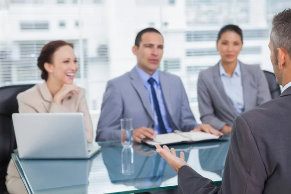 Equipo de trabajo entrevistando a hombre experimentado —  Fotos de Stock