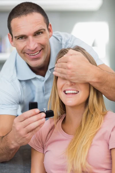 Feliz hombre a punto de proponerle matrimonio a su desprevenida novia en el — Foto de Stock