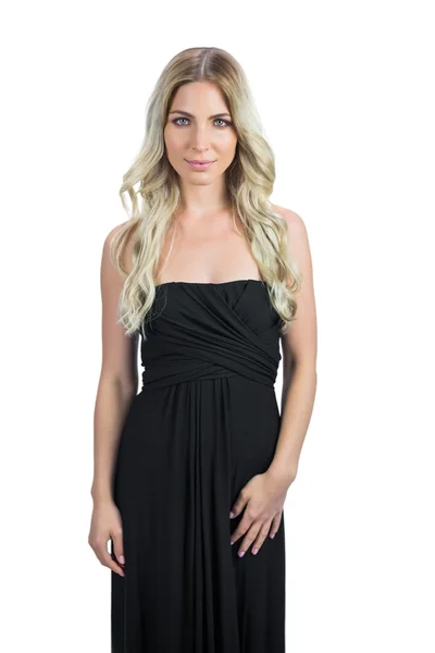 Attraktiv blond med svart cocktail klänning poserar — Stockfoto