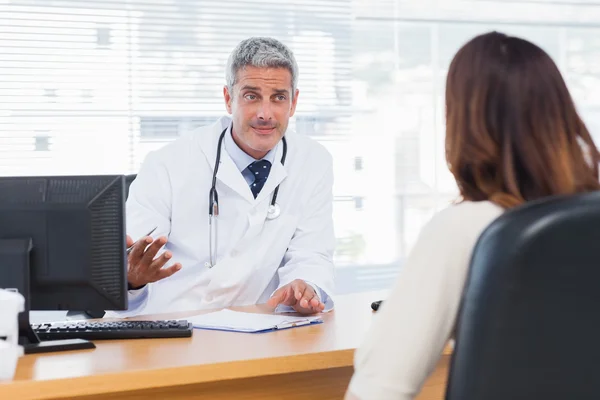 Doctor explicando una enfermedad a su paciente — Foto de Stock