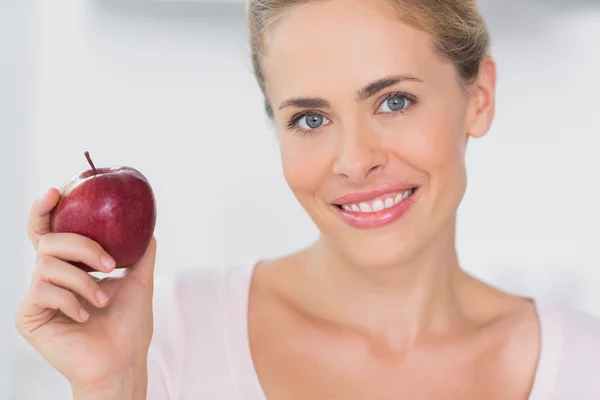 Woman holding apple in right hand — Stock Photo, Image