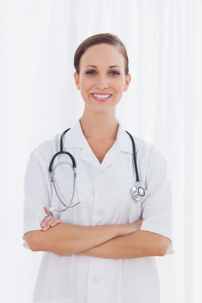 Smiling nurse with arms crossed looking at camera — Stock Photo, Image