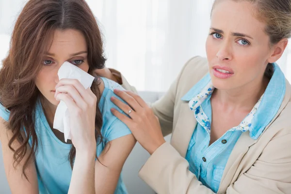 Terapeuta con su paciente llorando mirando a la cámara — Foto de Stock