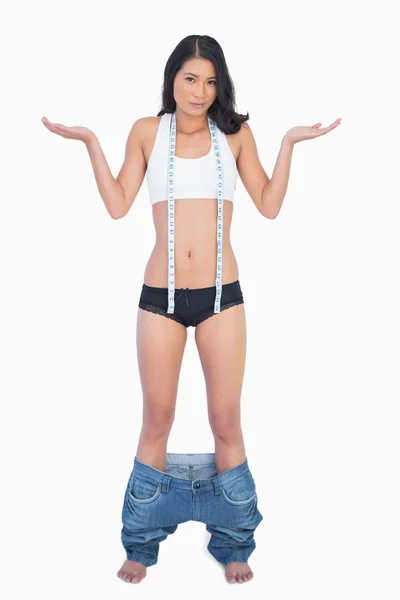 Sorpresa donna che indossa jeans cadere perché ha perso wei — Foto Stock