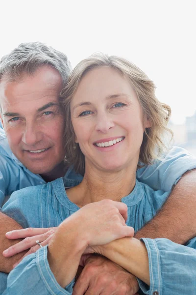 Sonriente hombre abrazando a su esposa por detrás — Foto de Stock