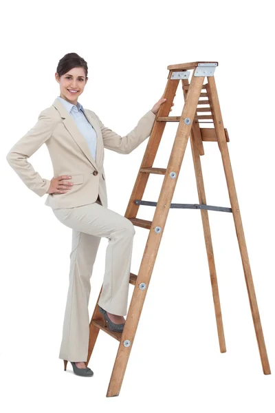 Empresária alegre subindo a escada da carreira — Fotografia de Stock
