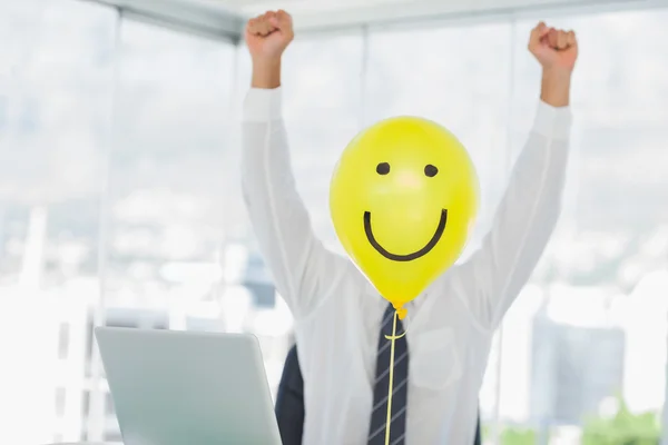 Sarı balon ile neşeli yüzü businessmans yüz değiştirme — Stok fotoğraf