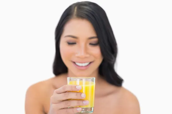 Vrolijke sensuele naakt model drinken sinaasappelsap — Stockfoto
