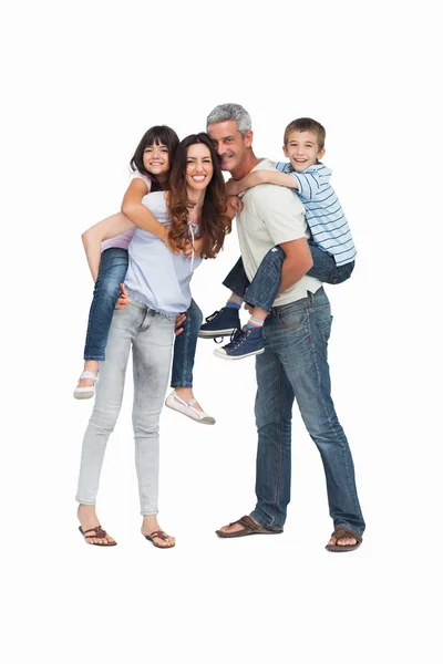 Rodzice gospodarstwa ich dzieci na plecach — Zdjęcie stockowe
