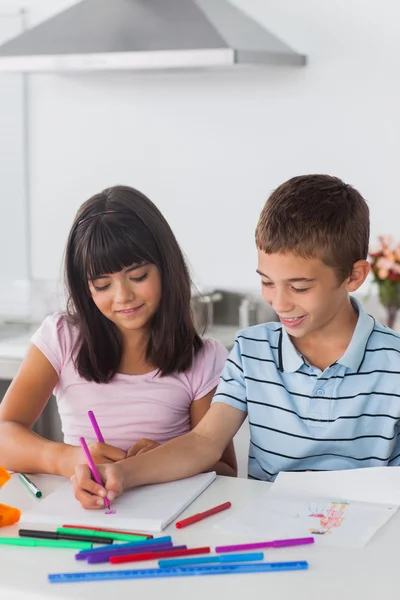 Hermanos felices dibujo en cocina — Stok fotoğraf