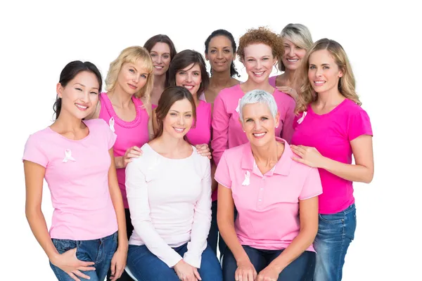 Mulheres alegres voluntárias posando e vestindo rosa para o peito canc — Fotografia de Stock