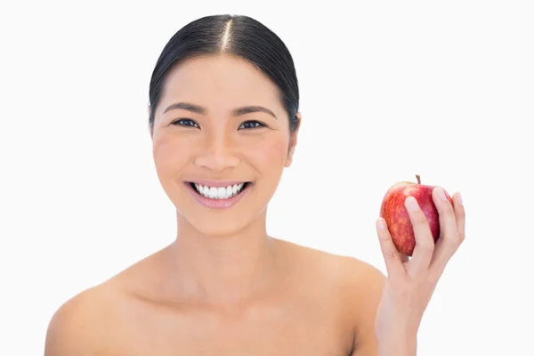 Alegre modelo de pelo negro con manzana roja — Foto de Stock