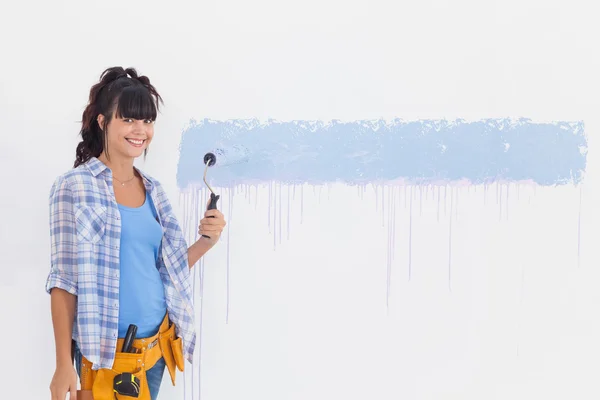 女人画壁蓝和微笑在相机 — 图库照片