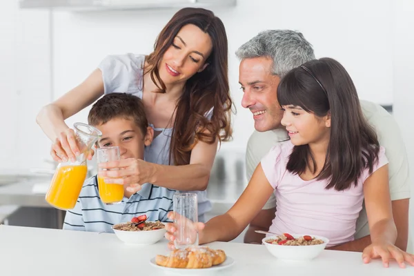 Familjen äter frukost i köket tillsammans — Stockfoto