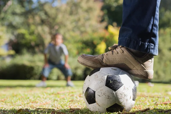 Vader en zoon die voetballen — Stockfoto