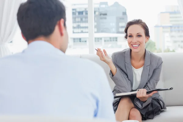Mulher de negócios alegre conversando com seu colega — Fotografia de Stock