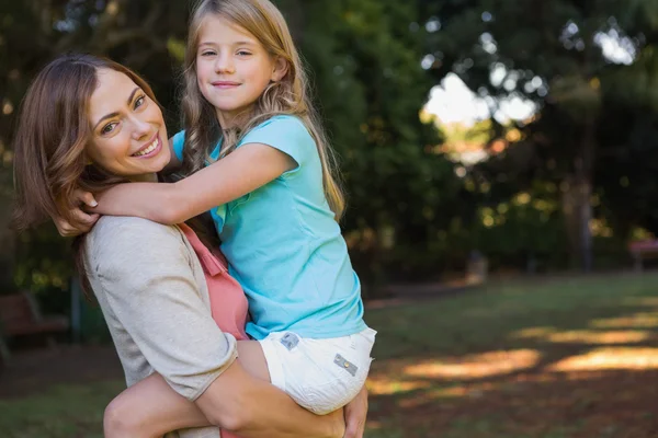 Jonge moeder die haar dochter — Stockfoto