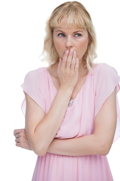 Mujer rubia poniendo su mano sobre su boca — Foto de Stock
