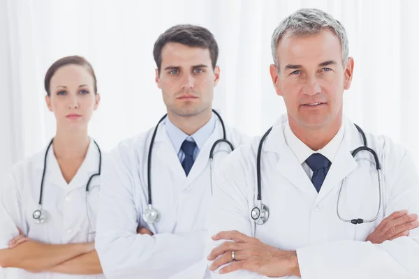 Médicos serios posando juntos — Foto de Stock