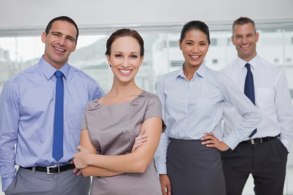 Equipo de trabajo alegre posando juntos — Foto de Stock