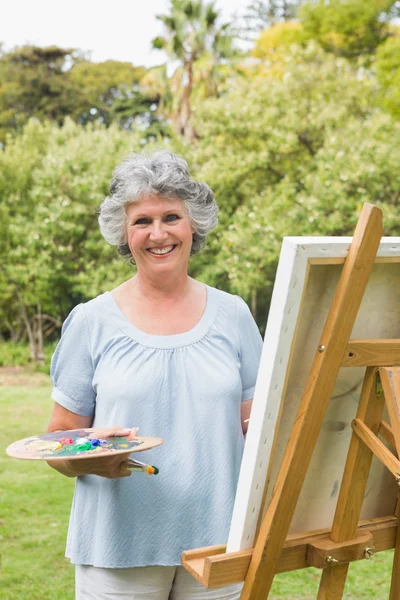 Lachende volwassen vrouw schilderij op doek — Stockfoto