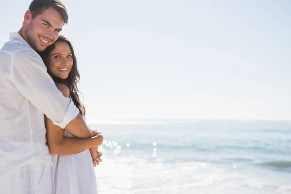 Smiling couple hugging and looking at camera — Stock Photo, Image