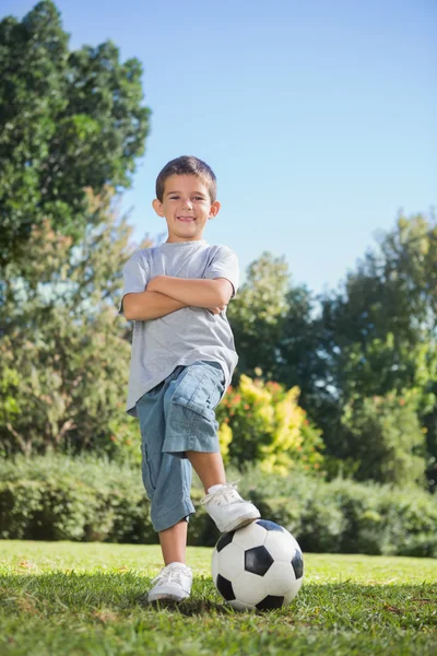 Мальчик позирует с футболом — стоковое фото