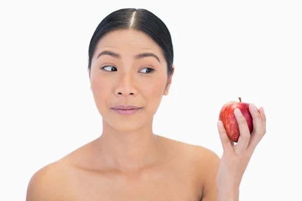 Nyfiken svart haired modell att ha rött äpple — Stockfoto