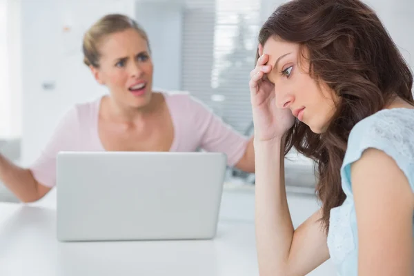 Mujer infeliz pensando mientras su amigo la interroga — Foto de Stock