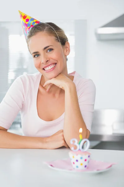 Donna sorridente per il suo trentesimo compleanno — Foto Stock