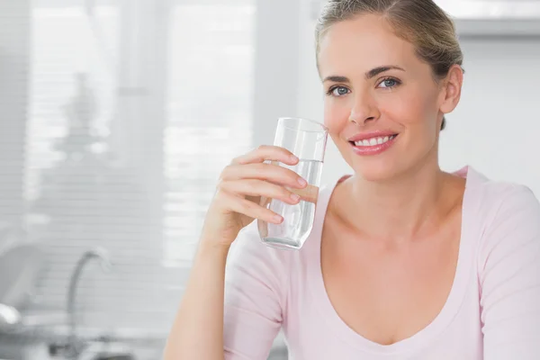 Woman holding glass of water — Stock Photo, Image